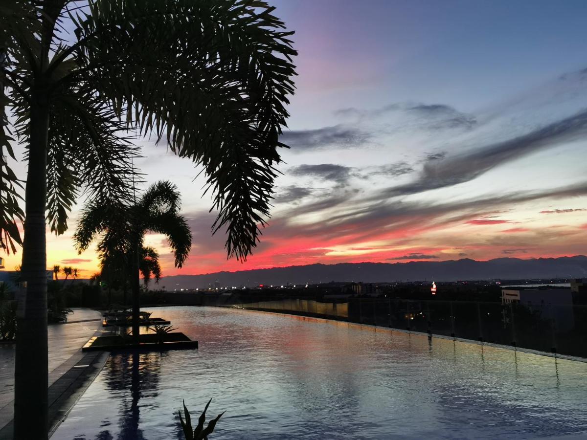 Mactan Newtown Deluxe Island Breeze Apartment มักตัน ภายนอก รูปภาพ