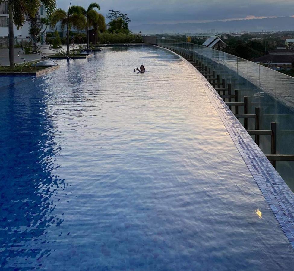 Mactan Newtown Deluxe Island Breeze Apartment มักตัน ภายนอก รูปภาพ