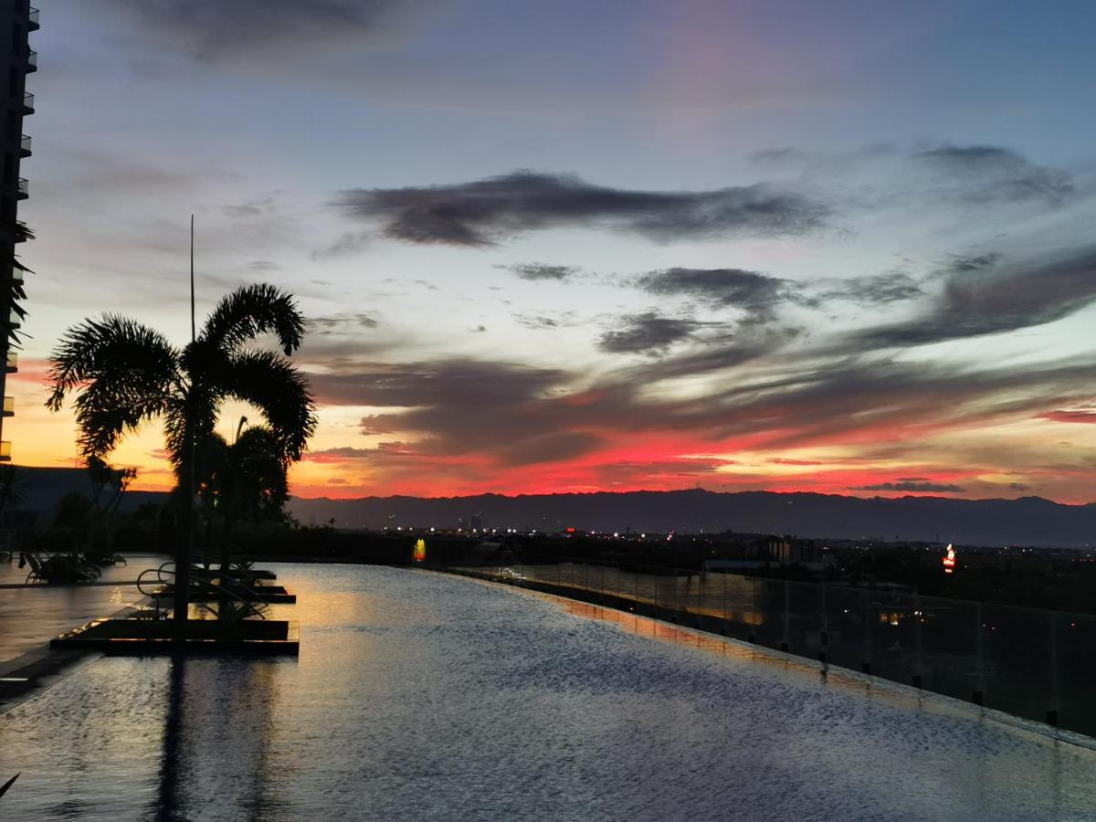 Mactan Newtown Deluxe Island Breeze Apartment มักตัน ภายนอก รูปภาพ