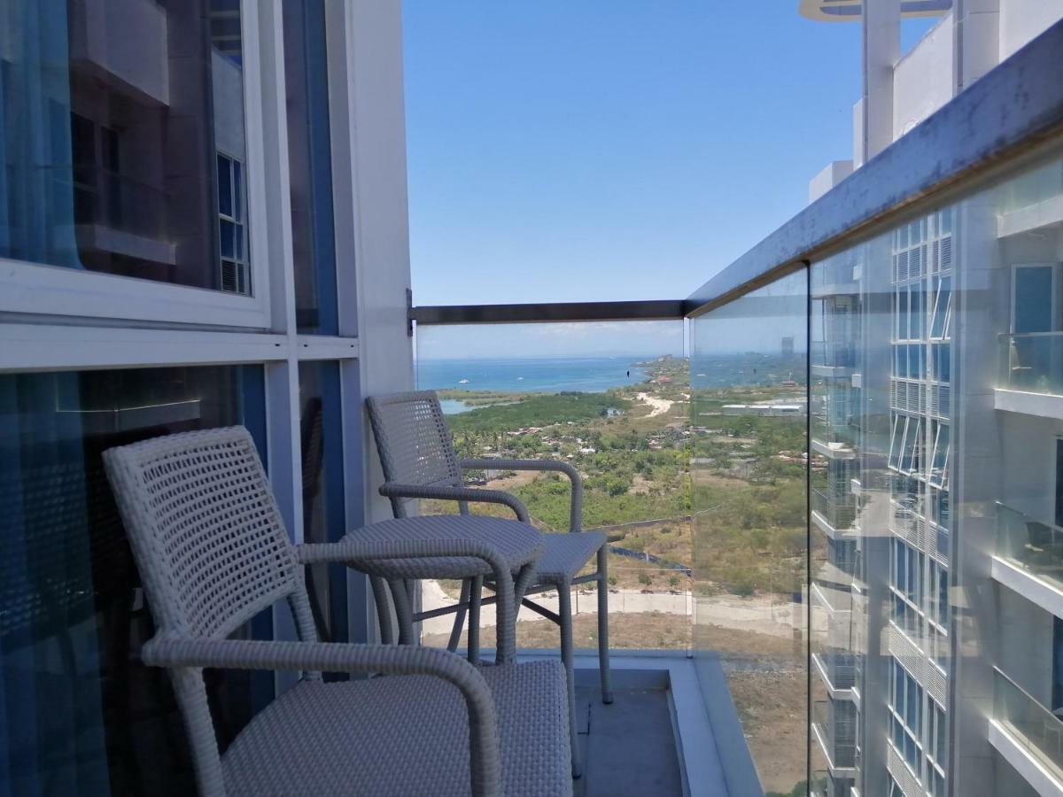 Mactan Newtown Deluxe Island Breeze Apartment มักตัน ภายนอก รูปภาพ